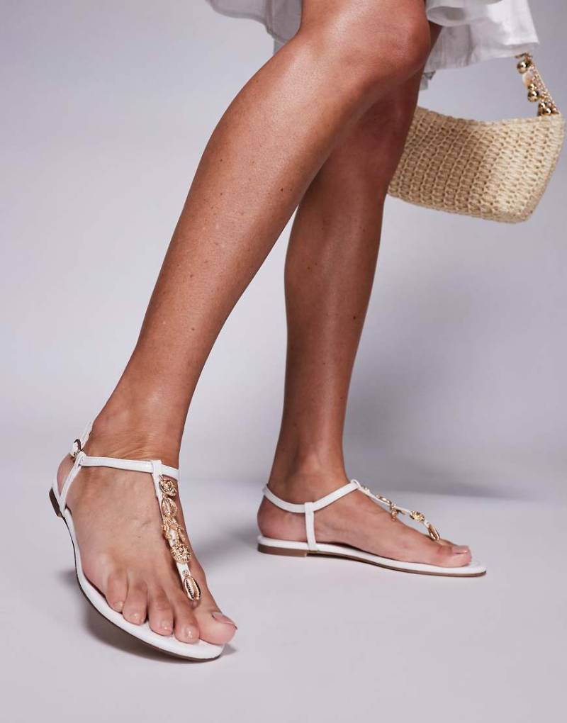 SIMMI London - Crya - Zehenstegsandalen in Weiß mit Verzierung von SIMMI Shoes