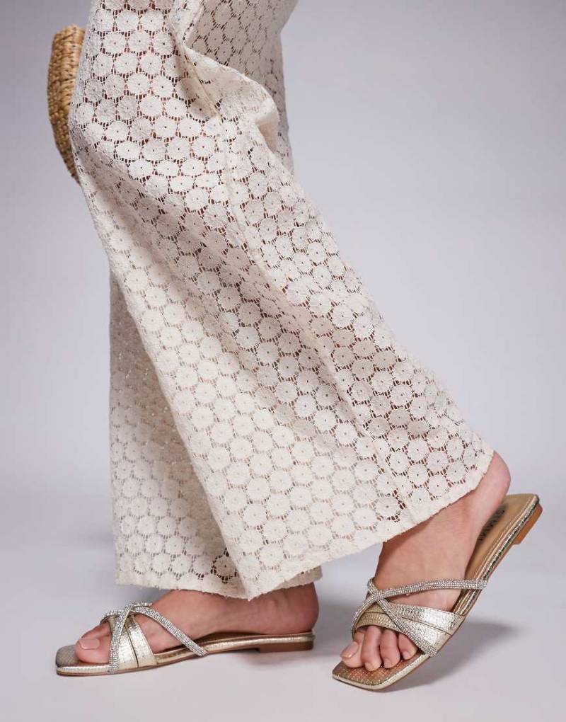 SIMMI London - Seraph - Flache Sandalen in Gold mit verziertem Riemen-Goldfarben von SIMMI Shoes