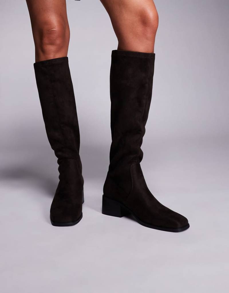 SIMMI London - Xander - Elegante kniehohe Stiefel aus braunem Wildlederimitat von SIMMI Shoes