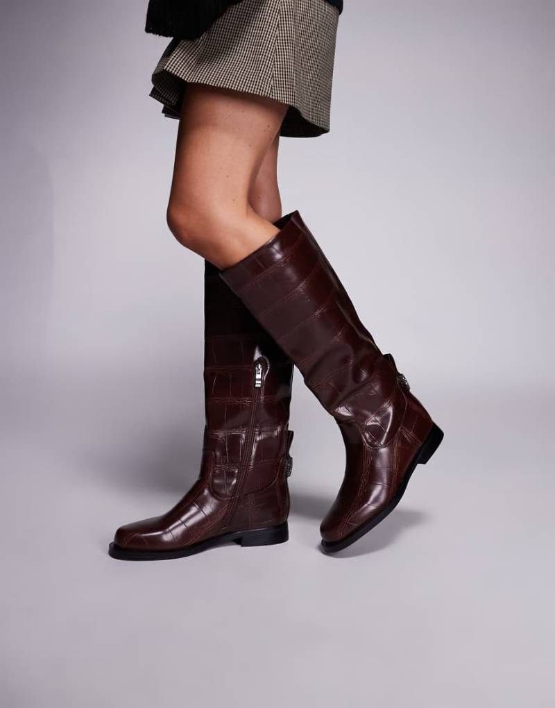 Simmi London - Bernie - Kniehohe Reiterstiefel in Kroko-Burgunderrot Simmi London - Bernie - Kniehohe Reiterstiefel in Kroko-Burgunderrot von SIMMI Shoes