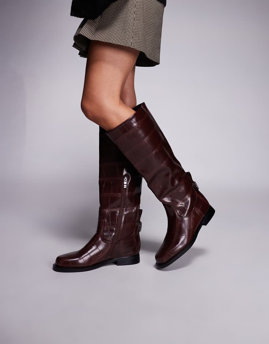 Simmi London - Bernie - Kniehohe Reiterstiefel in Kroko-Burgunderrot Simmi London - Bernie - Kniehohe Reiterstiefel in Kroko-Burgunderrot von SIMMI Shoes