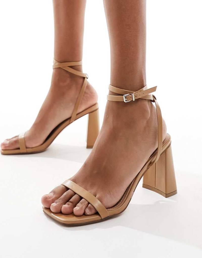 Simmi London - Bia - Riemchen-Sandaletten in Beige mit Blockabsatz-Neutral von SIMMI Shoes
