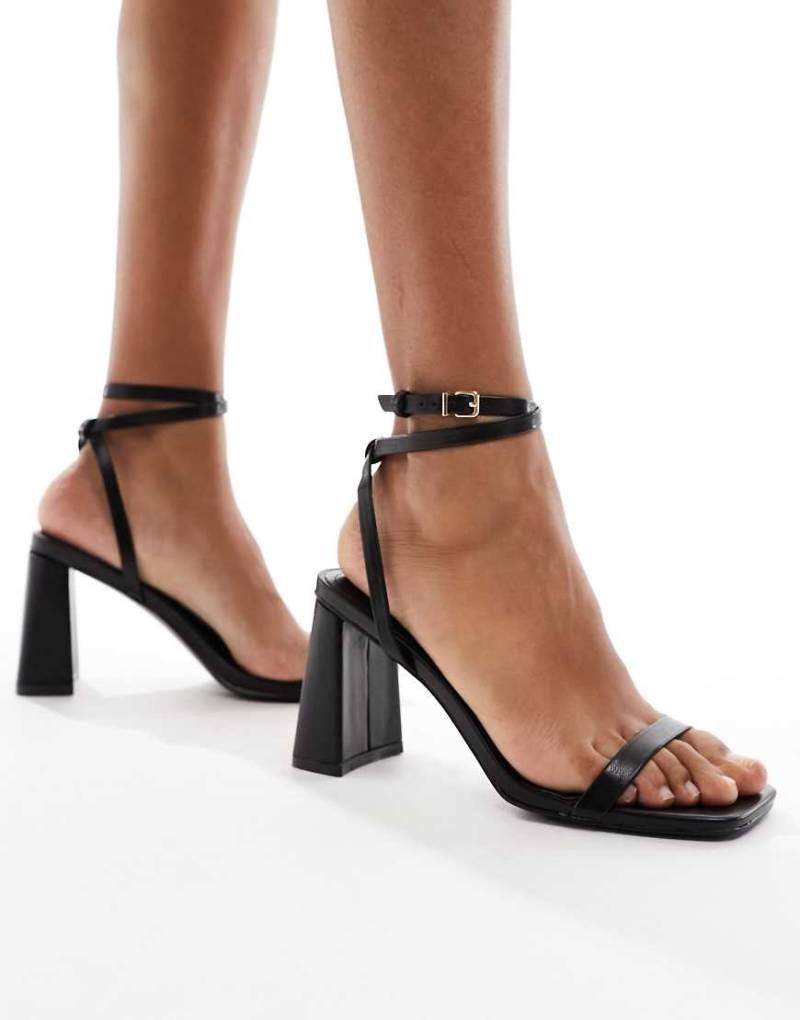 Simmi London - Bia - Riemchen-Sandaletten in Schwarz mit Blockabsatz von SIMMI Shoes
