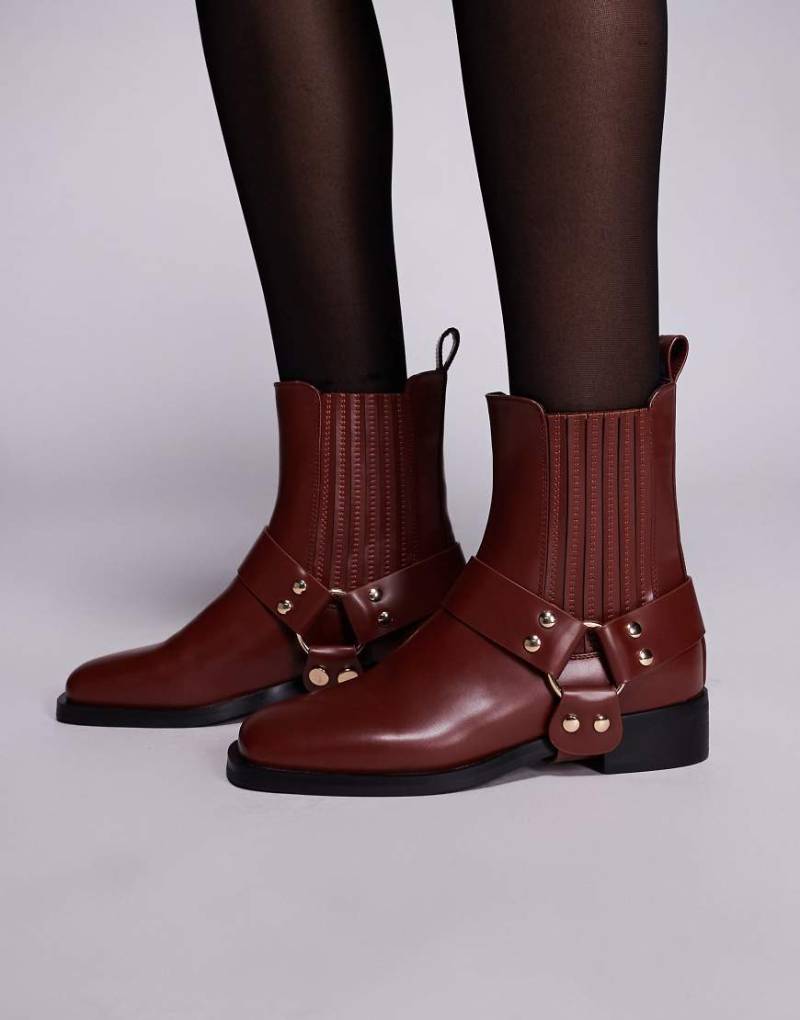Simmi London - Bradshaw - Ankle-Boots in Burgunderrot mit niedrigem Absatz und Riemendetail von SIMMI Shoes