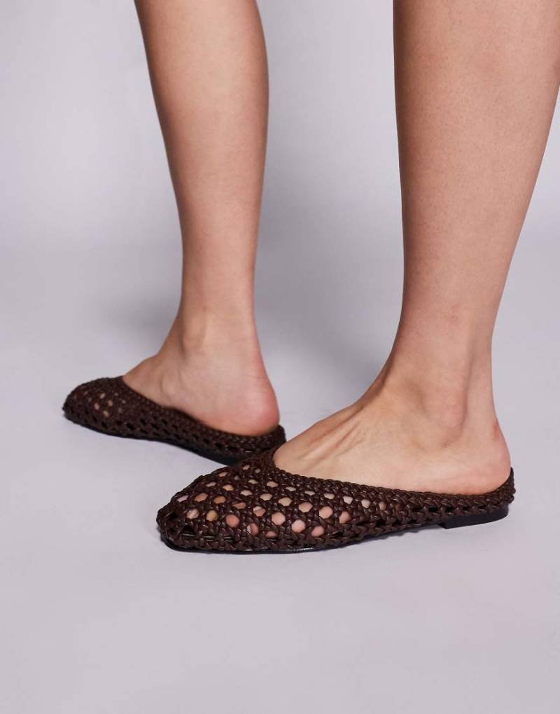Simmi London - Cassius - Flache Mules aus Kunstleder in Schokobraun mit Webmuster-Silber von SIMMI Shoes