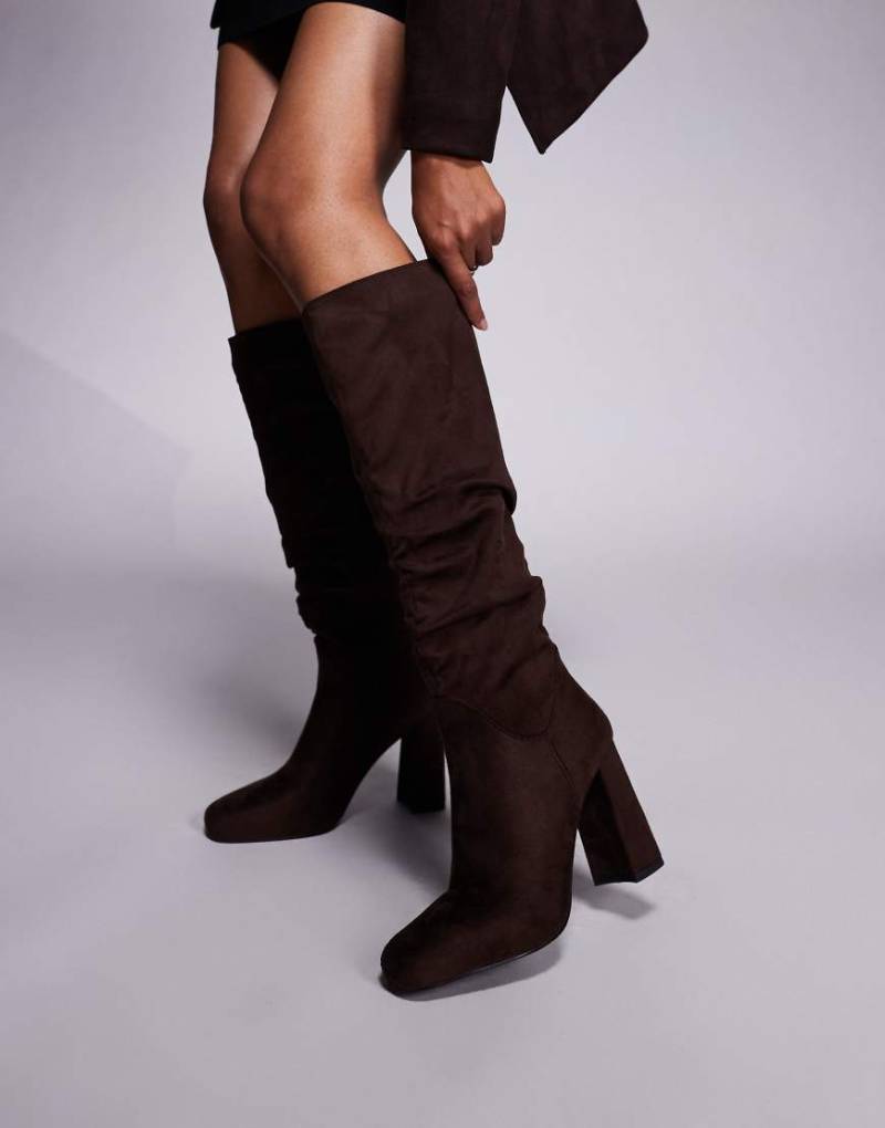 Simmi London - Hanzel - Geraffte, kniehohe Stiefel aus Wildlederimitat in Schokoladenbraun mit Blockabsatz-Brown von SIMMI Shoes