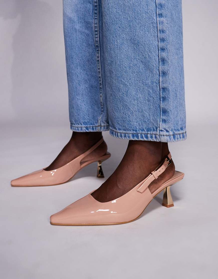 Simmi London - June - Spitze Schuhe in beiger Lackoptik mit Fersenriemen und Kitten-Absatz-Neutral Simmi London - June - Spitze Schuhe in beiger Lackoptik mit Fersenriemen und Kitten-Absatz-Neutral von SIMMI Shoes