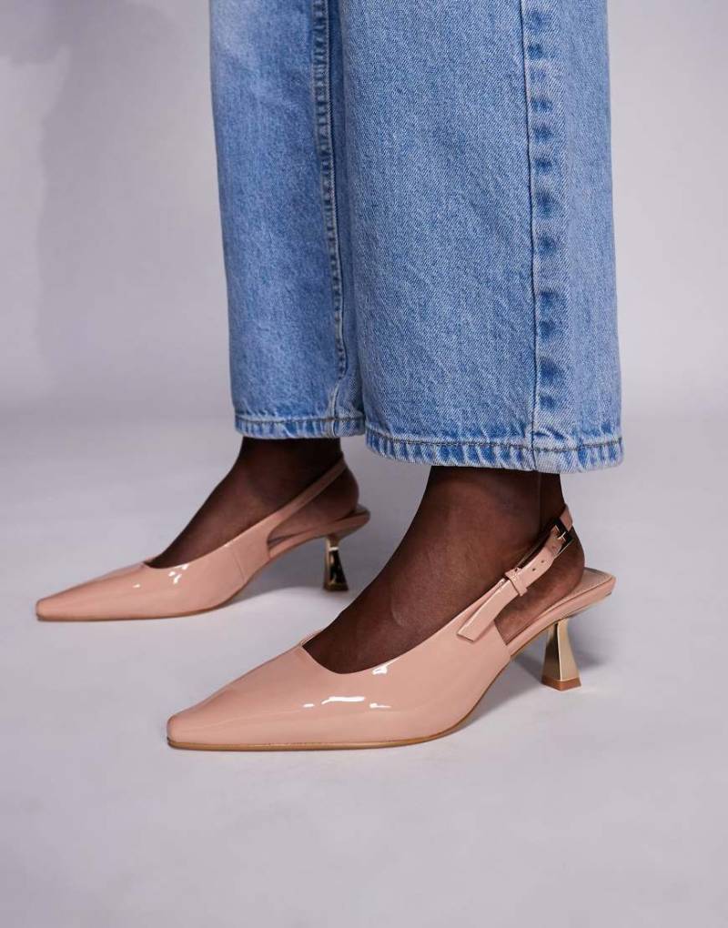 Simmi London - June - Spitze Schuhe in beiger Lackoptik mit Fersenriemen und Kitten-Absatz-Neutral von SIMMI Shoes