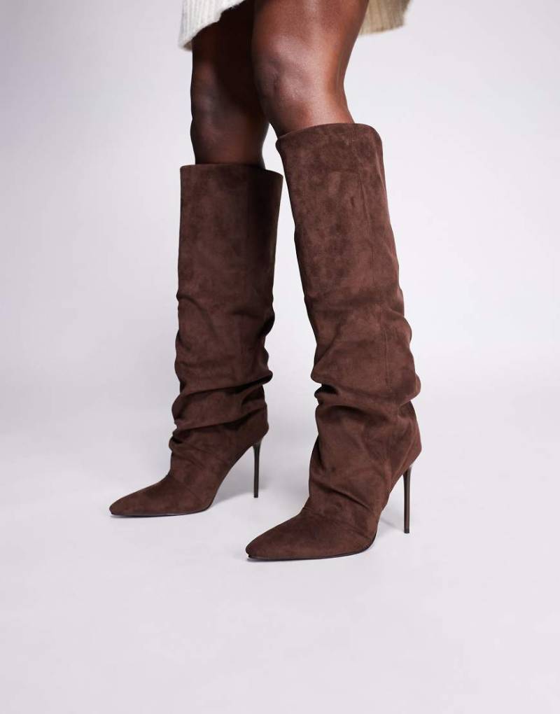 Simmi London - Kniehohe Stiefel aus Baumwolle und Wildleder in Espressobraun mit Stiletto-Absatz und Raffung-Brown von SIMMI Shoes