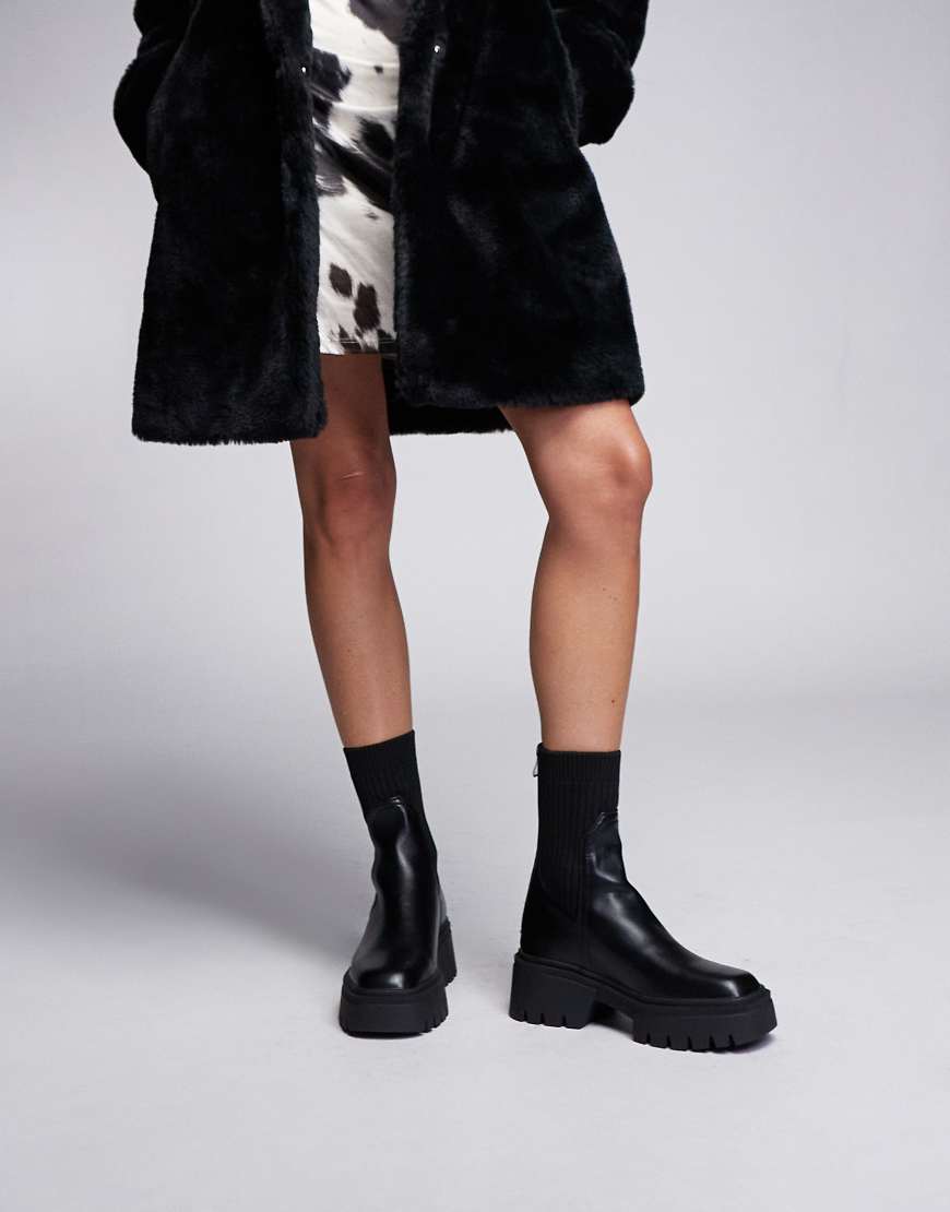 Simmi London - Malakai - Eng sitzende Ankle-Boots in Schwarz von SIMMI Shoes