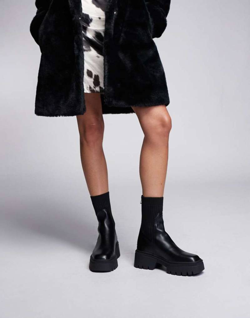 Simmi London - Malakai - Eng sitzende Ankle-Boots in Schwarz von SIMMI Shoes