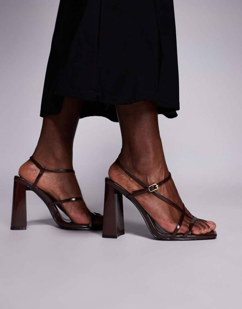 Simmi London - Malinda - Riemchensandalen in Braun mit Blockabsatz-Brown von SIMMI Shoes