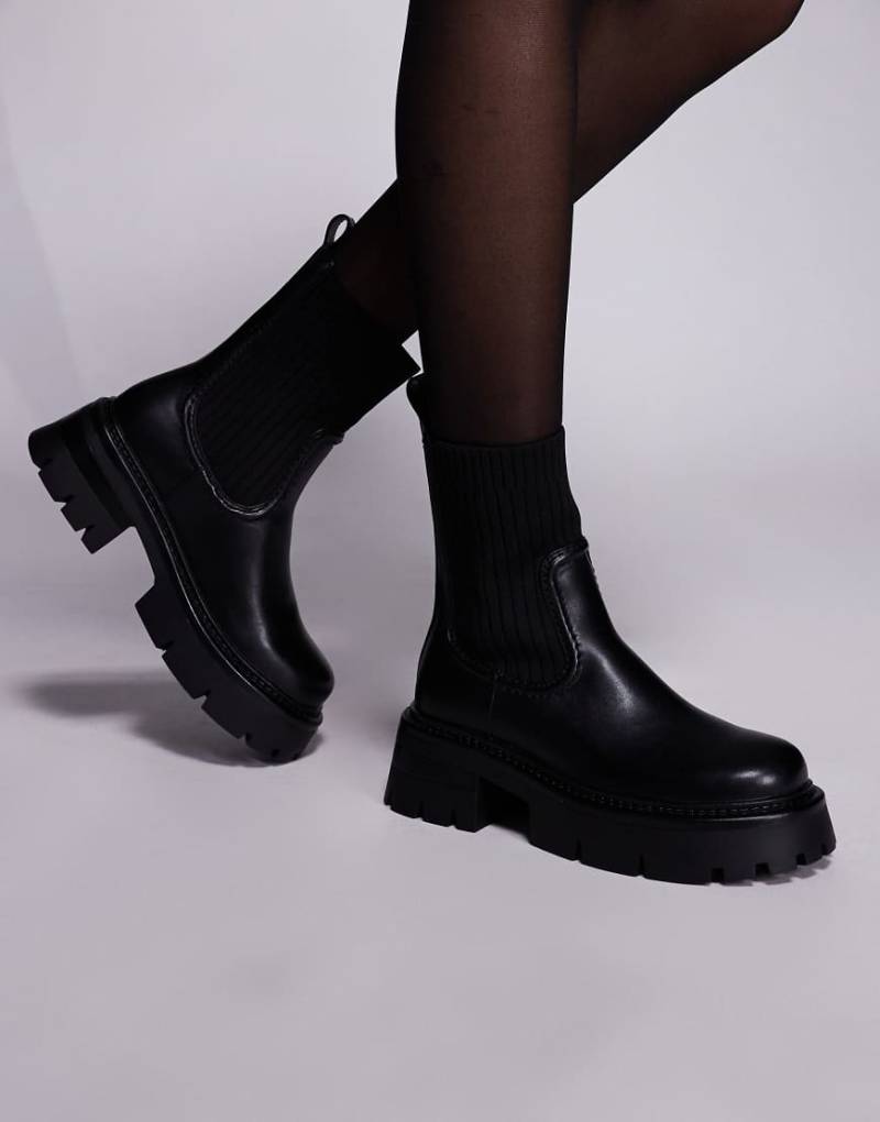 Simmi London - Paulie - Ankle-Boots in Schwarz mit dicker Sohle und niedrigem Absatz Simmi London - Paulie - Ankle-Boots in Schwarz mit dicker Sohle und niedrigem Absatz von SIMMI Shoes