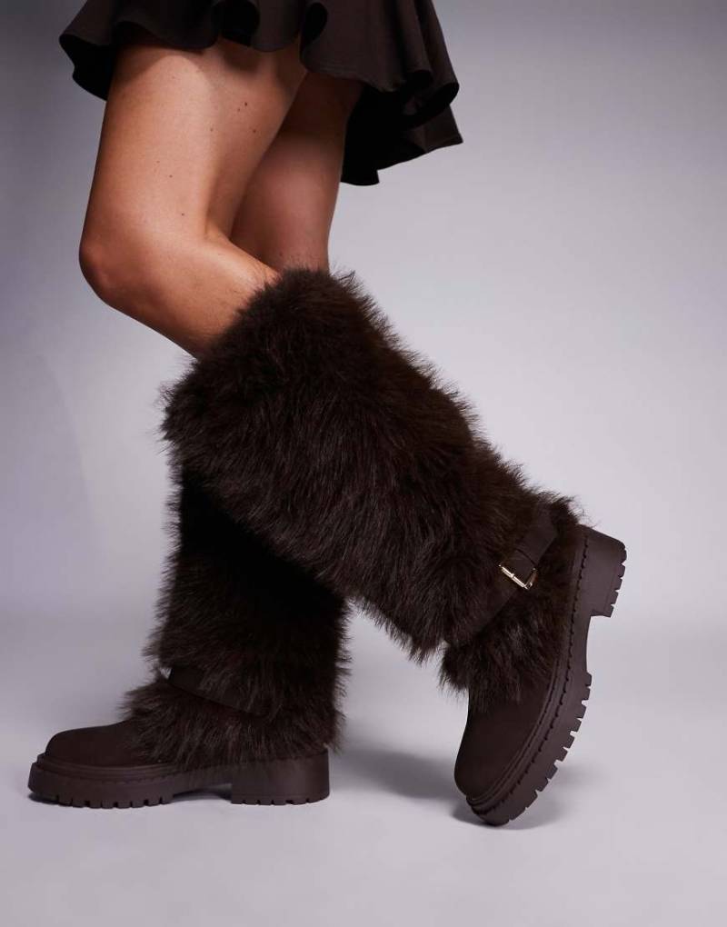 Simmi London - Reginald - Kniehohe Stiefel aus Kunstpelz in Schokobraun mit Schnalle-Brown von SIMMI Shoes