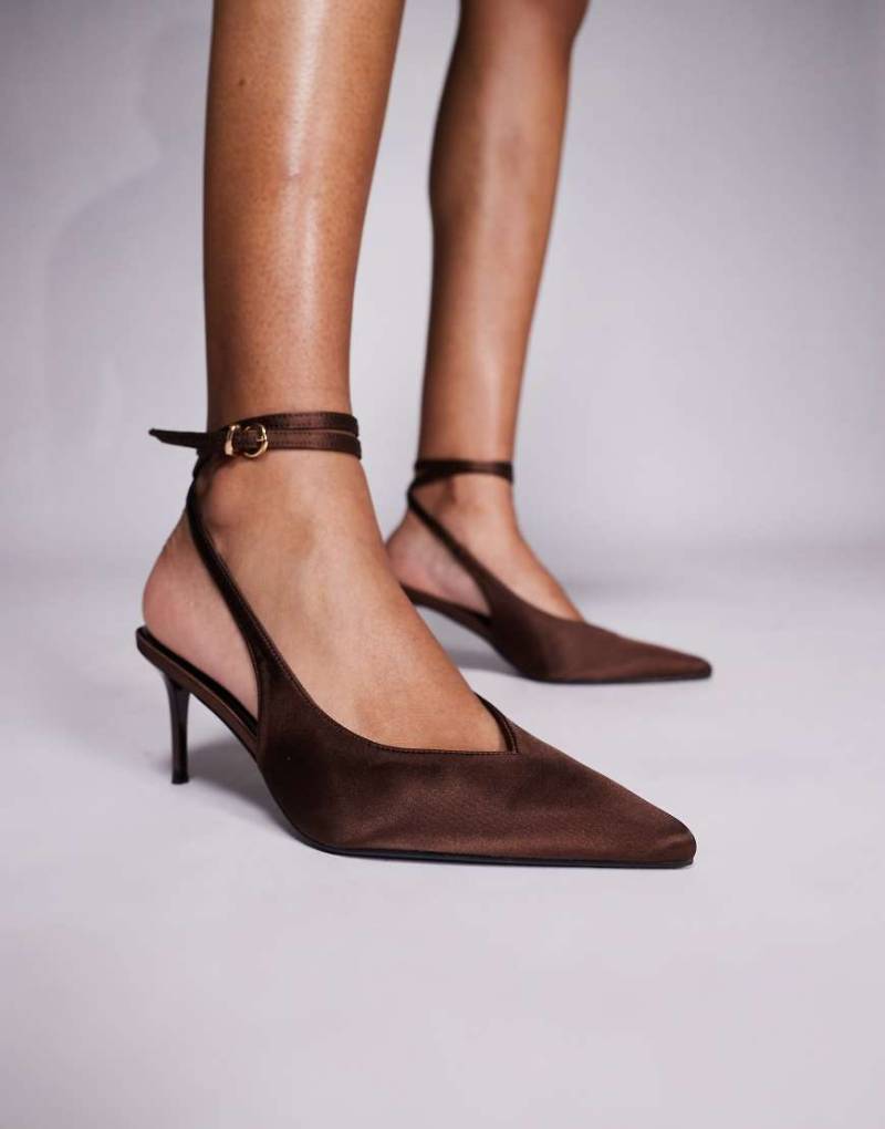 Simmi London - Sonika - Pumps aus Satin in Schokobraun mit Bindeband von SIMMI Shoes