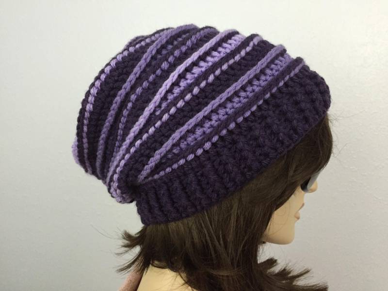 Damen Gehäkelte Hut Slouchy in Violett Winter Accessoires Herbst Mode von SIMPATICOUS