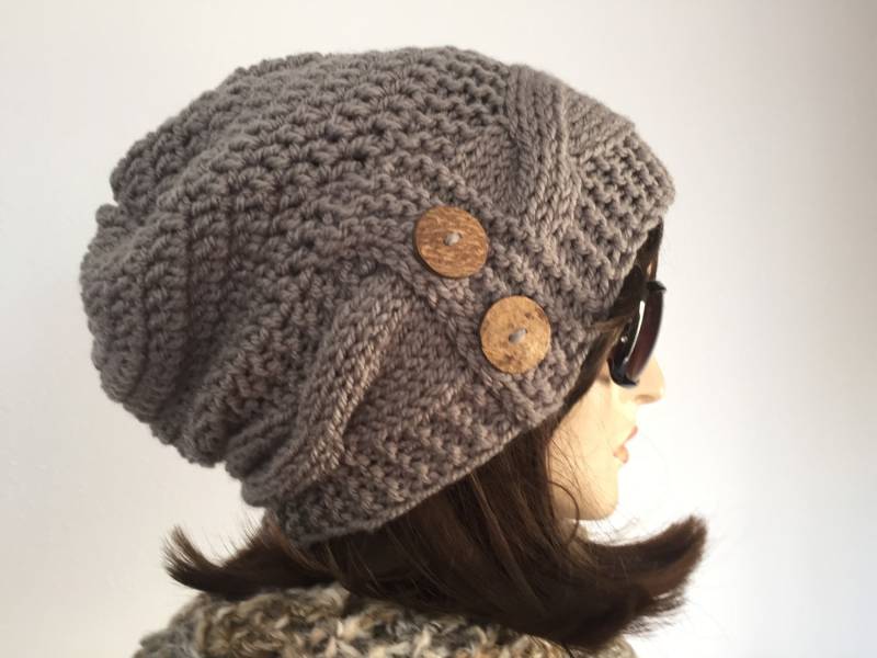 Damen Grobstrick Mütze Taupe Slouchy Mit Knöpfen Accessoires Herbst Mode Winter von SIMPATICOUS