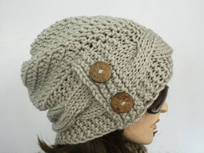 Damen Grobstrick Mütze Taupe Slouchy Mit Knöpfen Accessoires Herbstmode Wintermütze von SIMPATICOUS