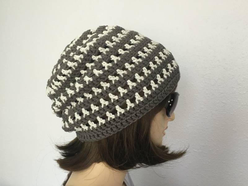 Damen Sommer Häkelhut Oder Herren Slouchy Beanie in Grau Streifen Frühlingshut Sommermode von SIMPATICOUS