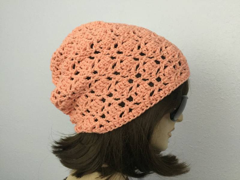 Damen Sommer Häkelmütze Slouchy Beanie in Koralle Frühlingsmütze Sommermode von SIMPATICOUS