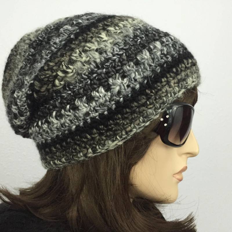 Frauen Häkelhut Slouchy Hat in Grau Und Schwarz Winter Accessoires Herbstmode von SIMPATICOUS
