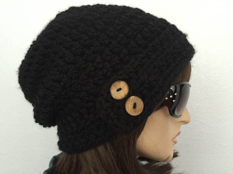 Frauen Häkelmütze Chunky Slouchy Beanie in Schwarz Mit Knöpfen Damen Accessoires Herbst Mode Wintermütze von SIMPATICOUS
