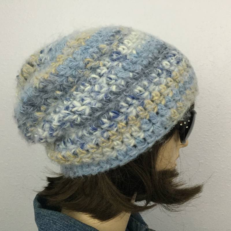 Frauen Häkelmütze Slouchy Hat Winter Beanie in Hellblau Und Grau Accessoires von SIMPATICOUS
