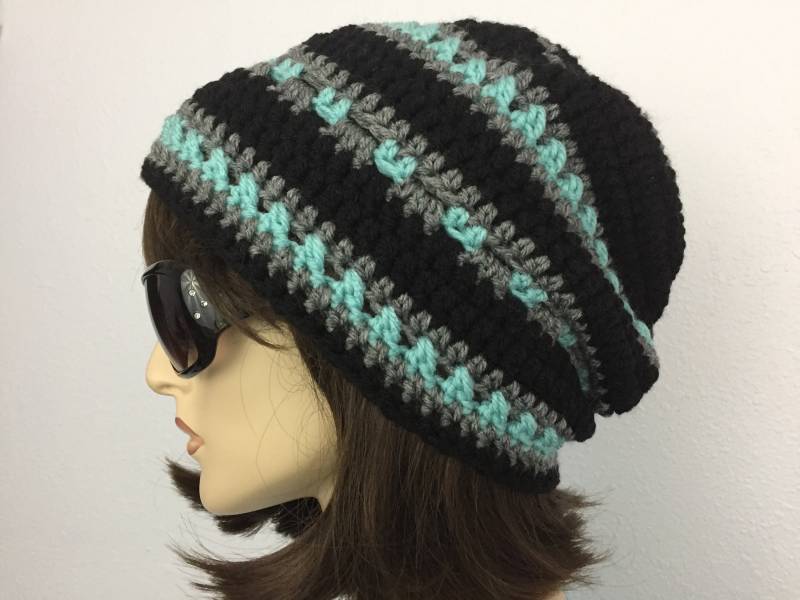 Frauen Häkeln Beanie Slouchy Hut Wintermütze in Schwarz Mit Blau/Grauen Streifen Winter Herbst Accessoires von SIMPATICOUS
