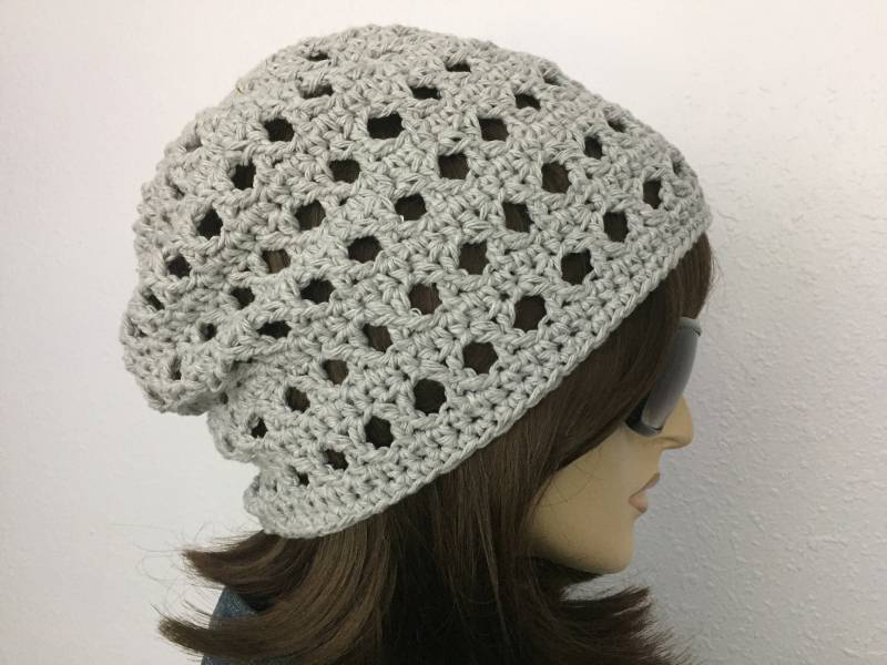 Frauen Häkeln Sommer Hut Slouchy Beanie in Silber Grau Baumwollgarn Frühling von SIMPATICOUS
