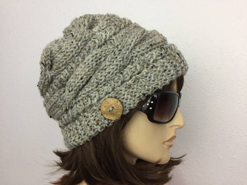 Frauen Strickmütze in Grau Marmor Zopfmuster Hut Mit Knopf Winter-Frauen-Hut Damen Herbst Accessoires Herbst-Mode von SIMPATICOUS