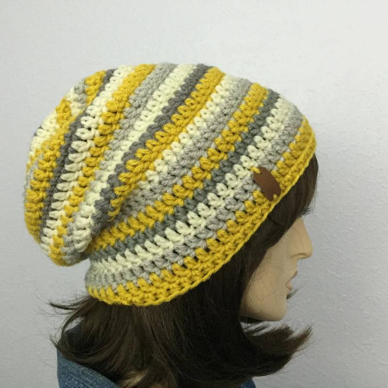Frauen Wintermütze Slouchy Hat Mit Bunten Streifen Häkelmütze in Senf Grau Und Creme von SIMPATICOUS