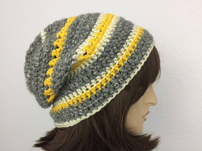 Gehäkelte Hut Slouchy Hat Frauen Wintermütze in Grau Mit Senf/Creme Streifen Winter Herbst Accessoires von SIMPATICOUS