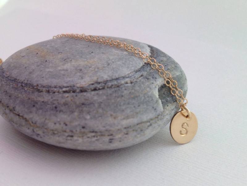 14K Gold Gefüllte Kleine Anfängliche Halskette - Personalisierte Bridesmaid Gift Hand Gestempelt Gold Dot 14K Gold Gefüllte Kleine Anfängliche Halskette - Personalisierte Bridesmaid Gift Hand Gestempelt Gold Dot von SIXOCLOCKdesigns