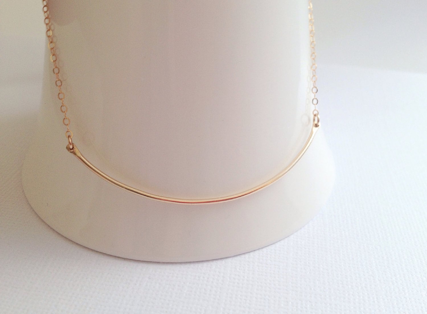 Gold Fill Curved Bar Halskette, Gehämmerter Anhänger, Handgeschmiedet, Minimalist Gold Fill Curved Bar Halskette, Gehämmerter Anhänger, Handgeschmiedet, Minimalist von SIXOCLOCKdesigns