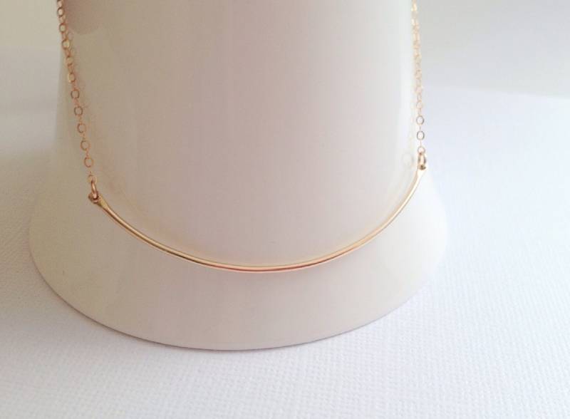 Gold Fill Curved Bar Halskette, Gehämmerter Anhänger, Handgeschmiedet, Minimalist von SIXOCLOCKdesigns