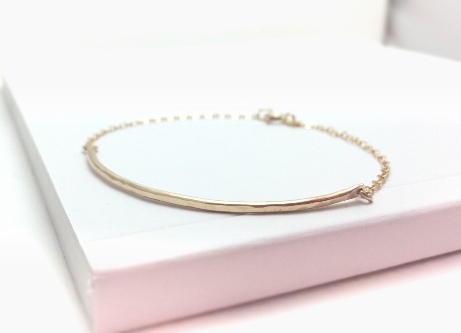 Goldenes Gehämmertes Dünnes Stabarmband - Gold Filled Trendiges Armband Plättchen Bar Goldenes Gehämmertes Dünnes Stabarmband - Gold Filled Trendiges Armband Plättchen Bar von SIXOCLOCKdesigns