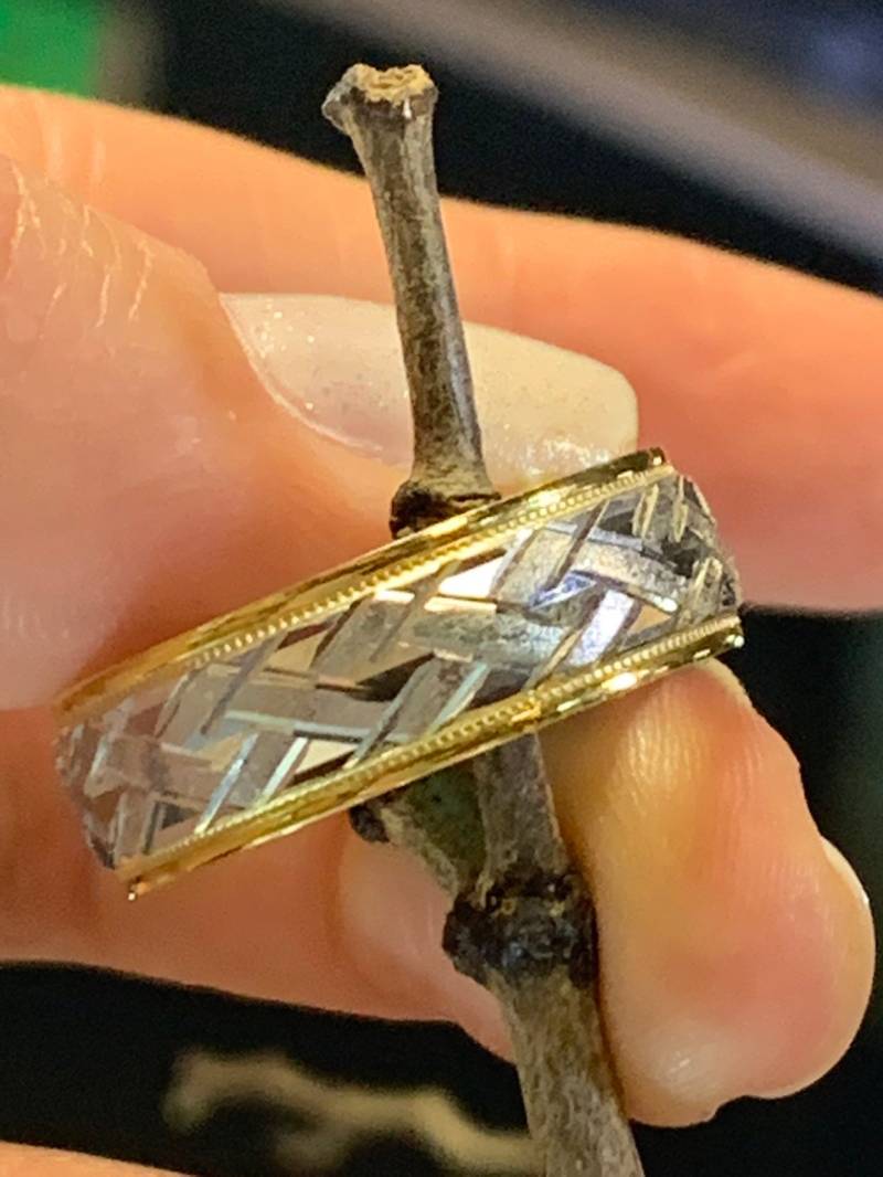 14 K Gelb Gold Und Weiß Kreuzstich Ehering. 8mm von SJEXCLUSIVEJEWELRY