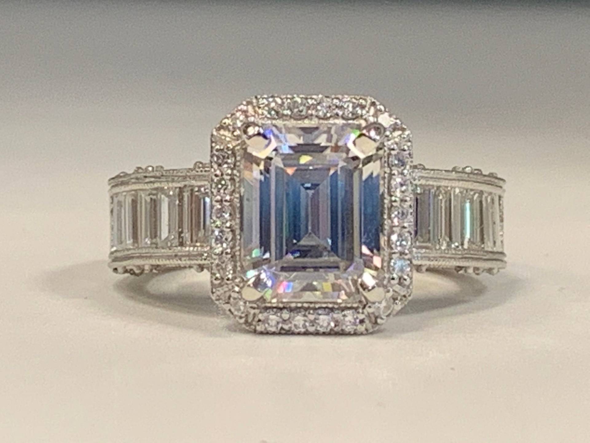 14Kt Art Deco Inspiriert Smaragd Geschnitten Moissanit-Verlobungsring von SJEXCLUSIVEJEWELRY