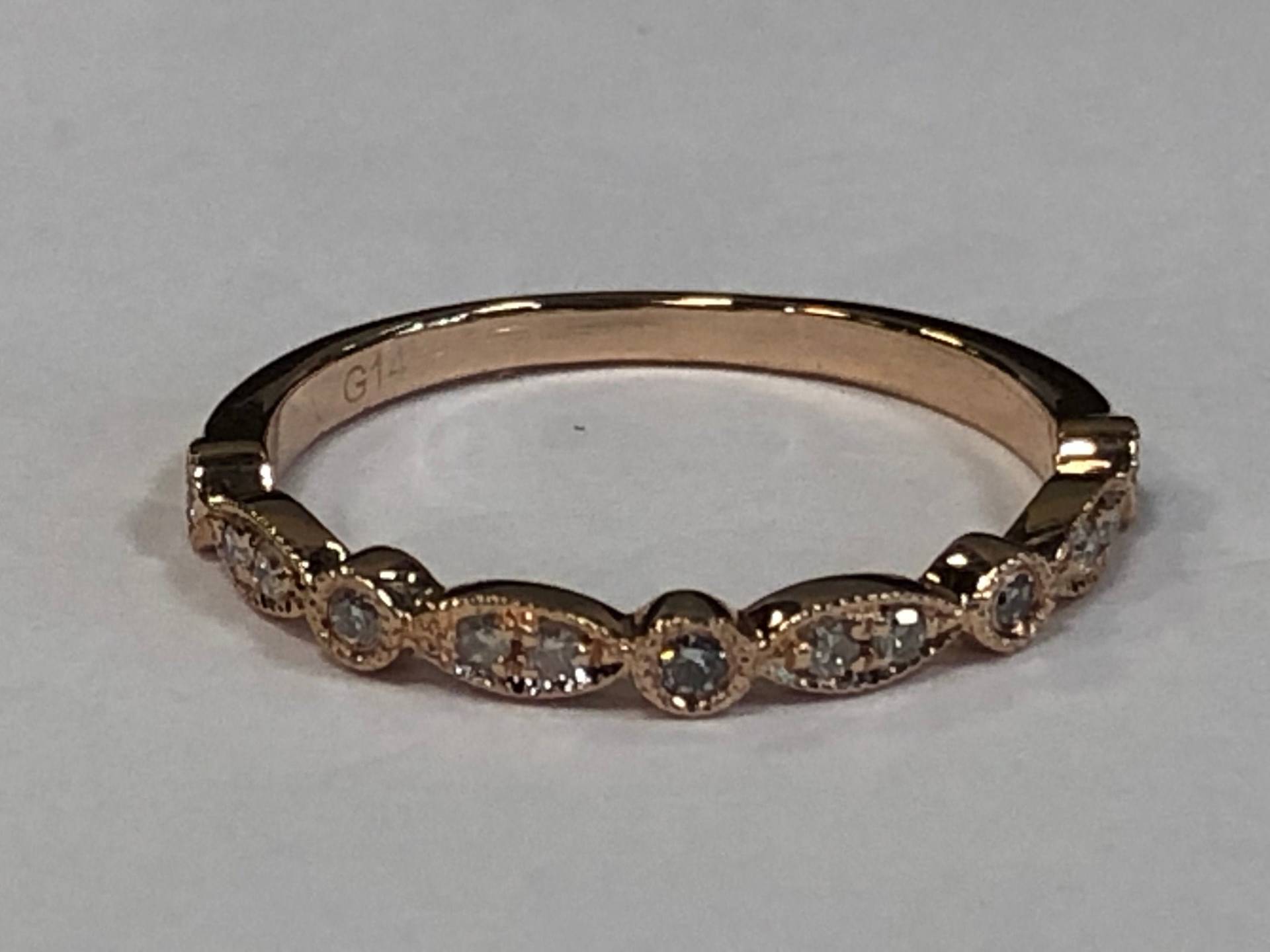 14Kt Gold Ladies Forever One Moissanite Wedding Band Mit Einem Gewicht Von 0, 20 Karat in Art Deco Mode von SJEXCLUSIVEJEWELRY