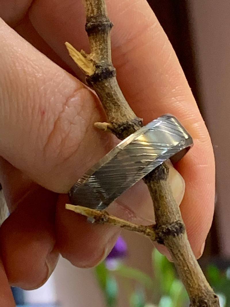 Abgeschrägten Kanten Damaststahl Ehering. 8mm von SJEXCLUSIVEJEWELRY