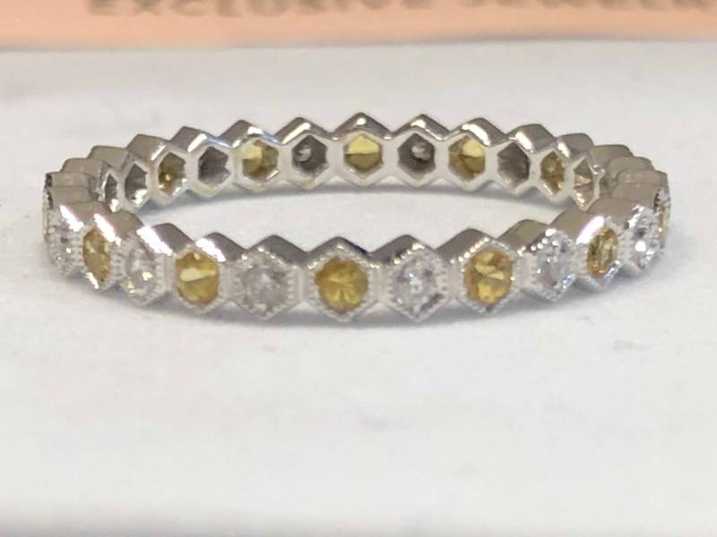 Damen 14Kt Gold Ewigkeit Gelb Saphir Und Immer Ein Moissanite Ehering von SJEXCLUSIVEJEWELRY