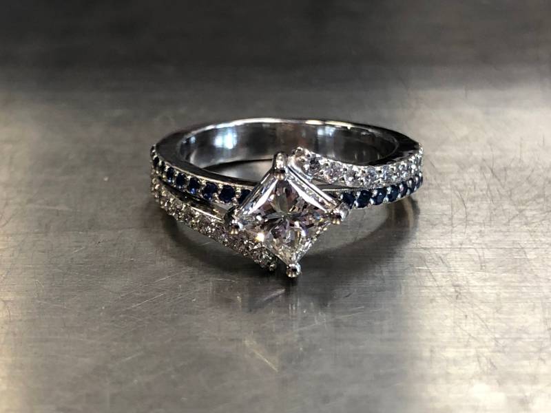 Damen 14Kt Gold Prinzessin Cut Forever One Moissanite Mit Side Sapphire Und Moissanites von SJEXCLUSIVEJEWELRY