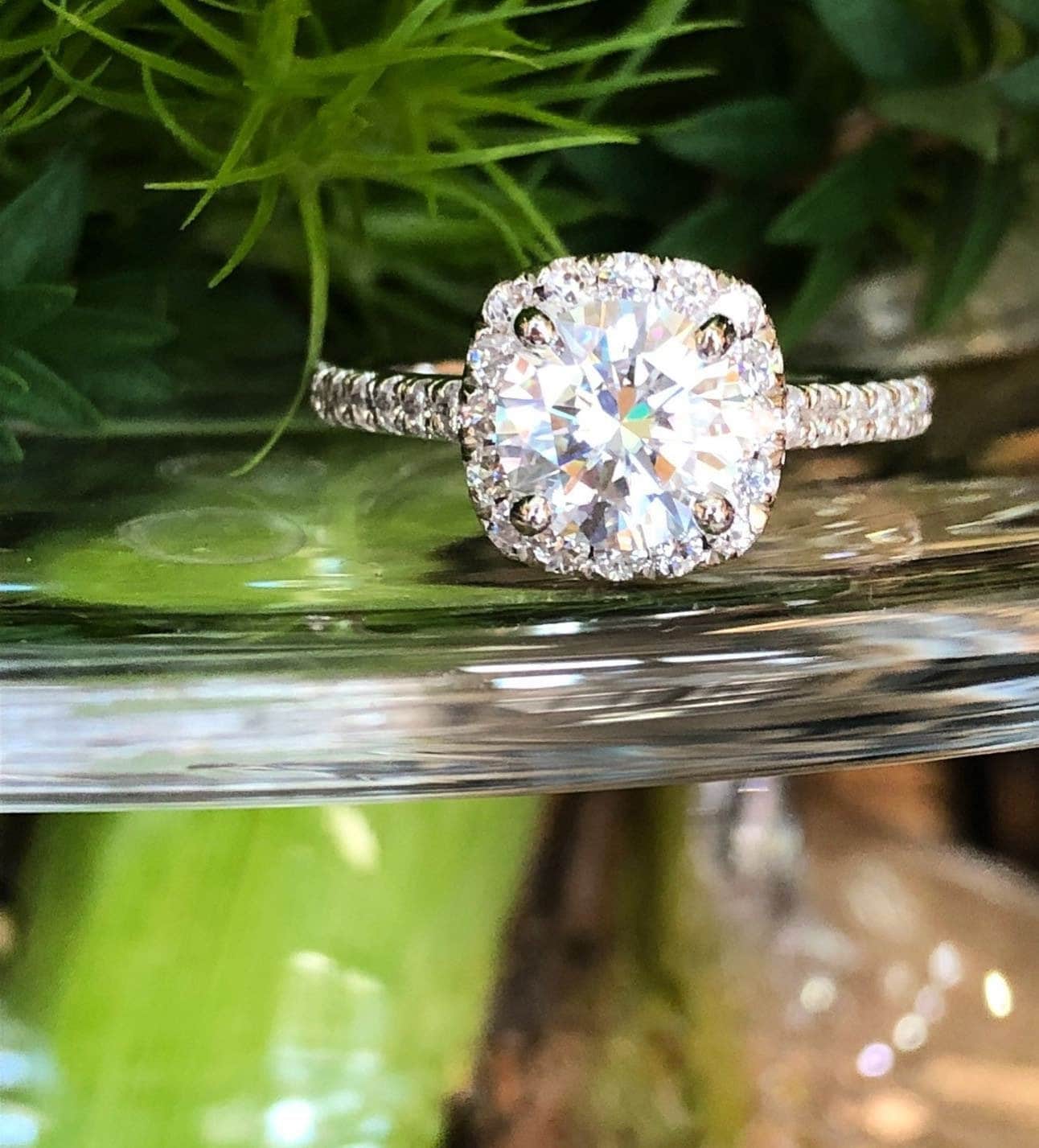 Damen 14Kt Runder Mittelschliff Forever One Moissanit Kissen Halo Ring von SJEXCLUSIVEJEWELRY