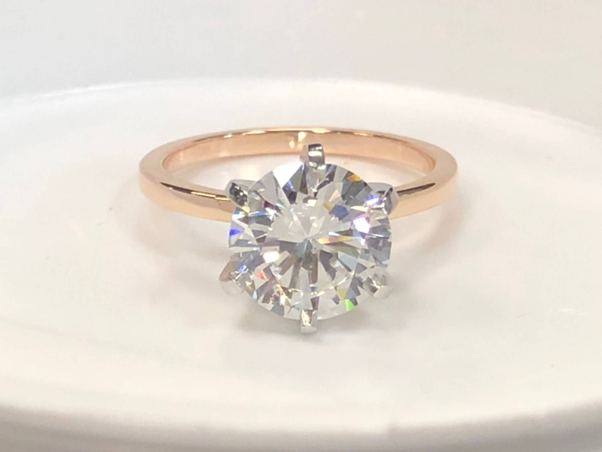 Damen 14Kt Solitär Runde Brillante Form Forever One Moissanite Ring von SJEXCLUSIVEJEWELRY