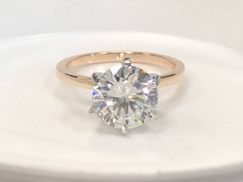Damen 14Kt Solitär Runde Brillante Form Forever One Moissanite Ring von SJEXCLUSIVEJEWELRY