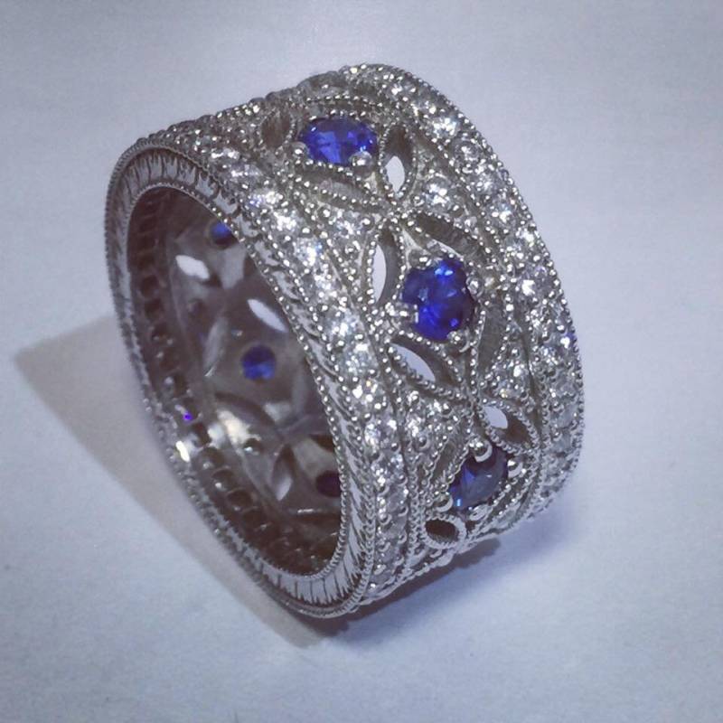 Damen 14Kt Weißgold Ewigkeit Runde Moissanite Und Saphir Cut Ehering von SJEXCLUSIVEJEWELRY