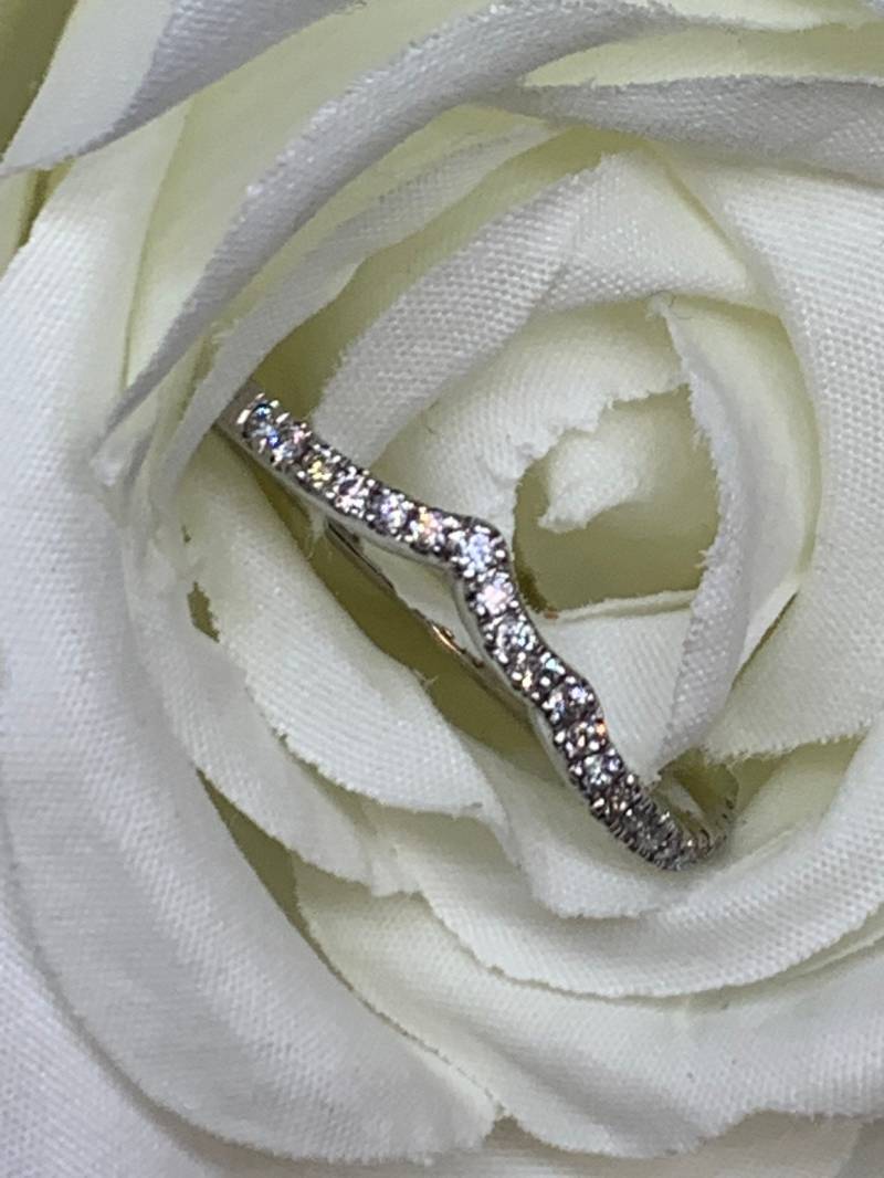 Damen Wave Design 14 K Gold Für Immer Ein Moissanite Ehering von SJEXCLUSIVEJEWELRY