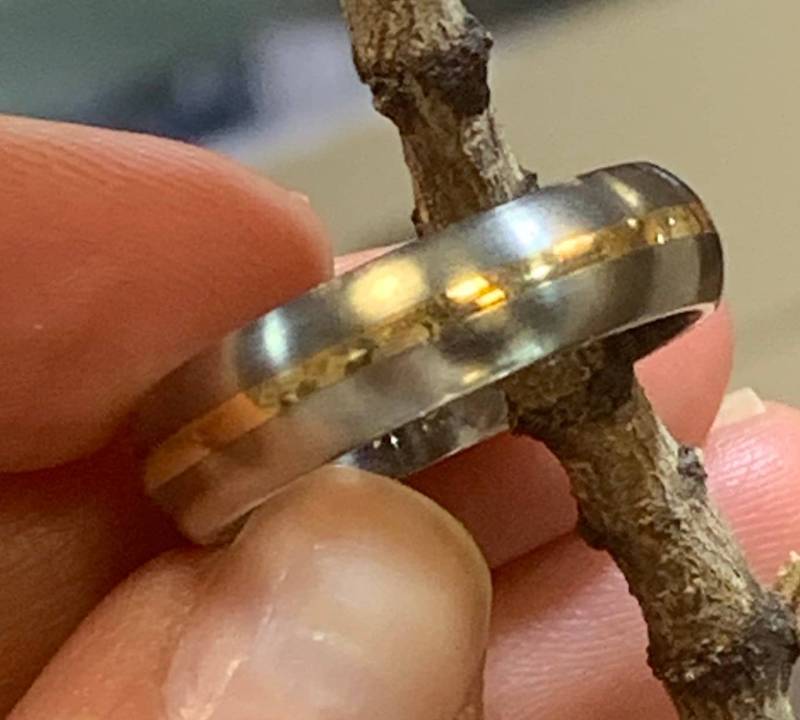 Die Hälfte Glaskuppel Ehering Mit Einem Streifen Aus Gelbgold von SJEXCLUSIVEJEWELRY