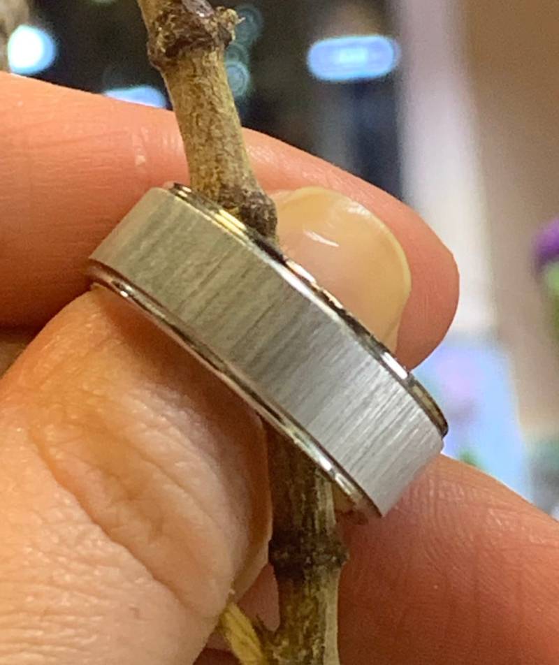 Flache Form Pinsel Finish Design Ehering Mit Abgeschrägten Kanten. 8mm von SJEXCLUSIVEJEWELRY
