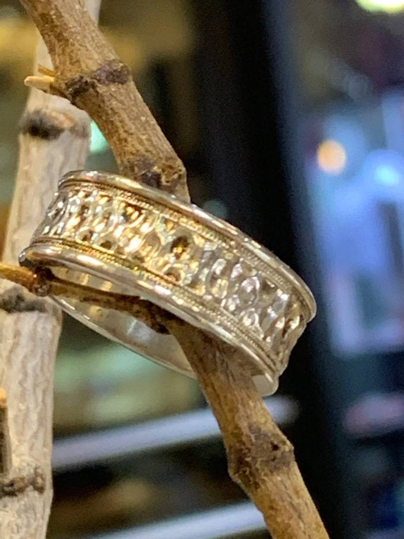 Gehämmert Fertig Gebrannte Metall Ehering Flache Form Mit Einer Breite Von 8mm von SJEXCLUSIVEJEWELRY